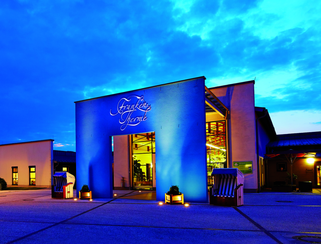 Franken-Therme Bad Windsheim - Eingangs-Portal, blau und beleuchtet