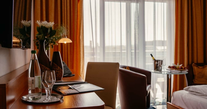 Innenansicht Zimmer mit Balkon